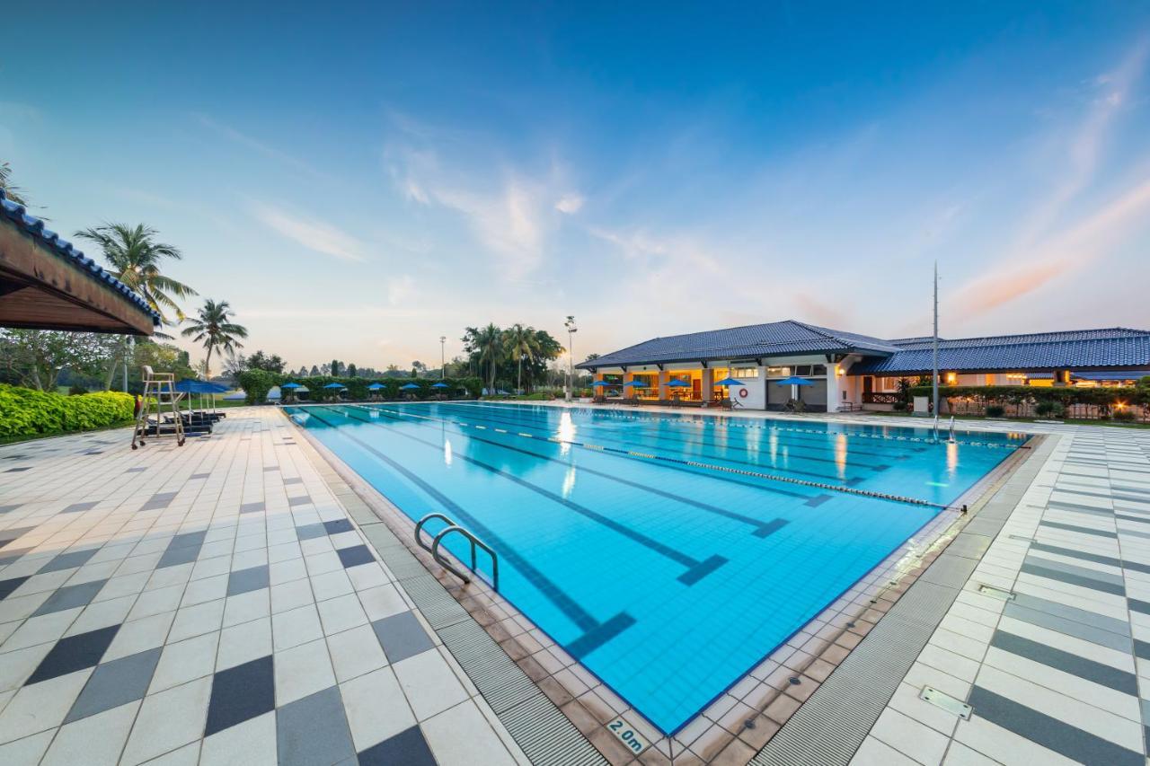 Glenmarie Hotel And Golf Resort Shah Alam Exteriér fotografie The swimming pool at the Royal Thai Navy Sports Club