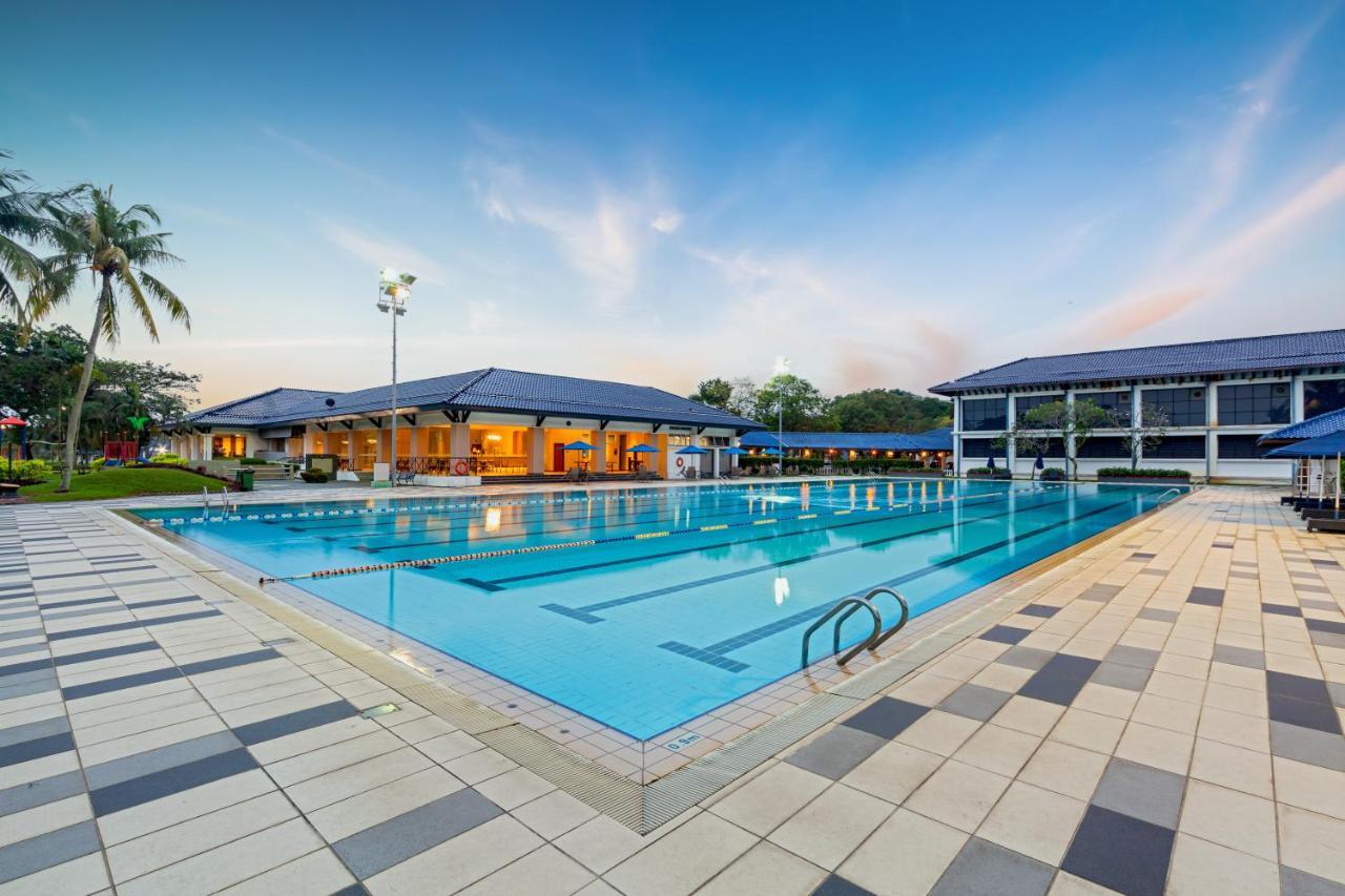 Glenmarie Hotel And Golf Resort Shah Alam Exteriér fotografie The swimming pool at the University of Nottingham Malaysia campus