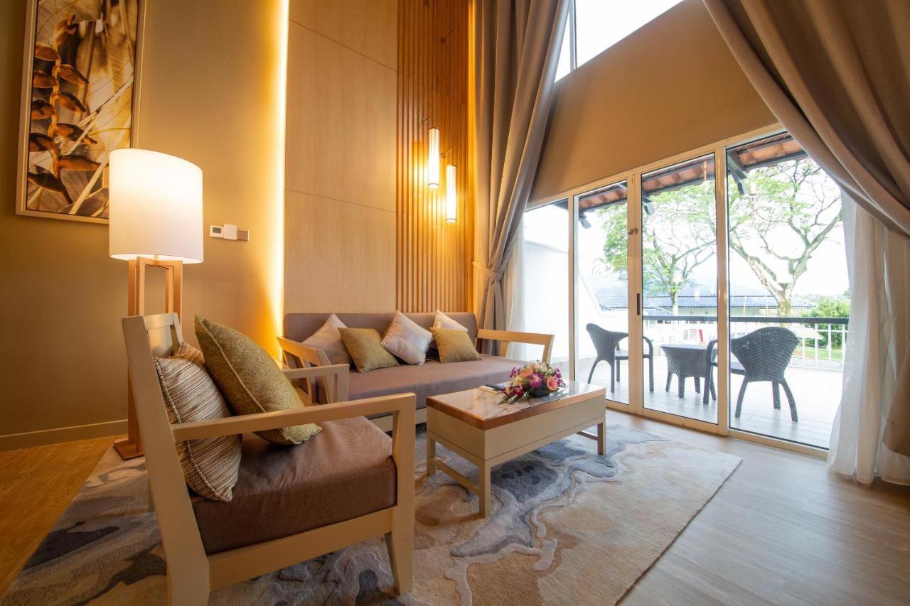 Glenmarie Hotel And Golf Resort Shah Alam Exteriér fotografie A living room in a hotel